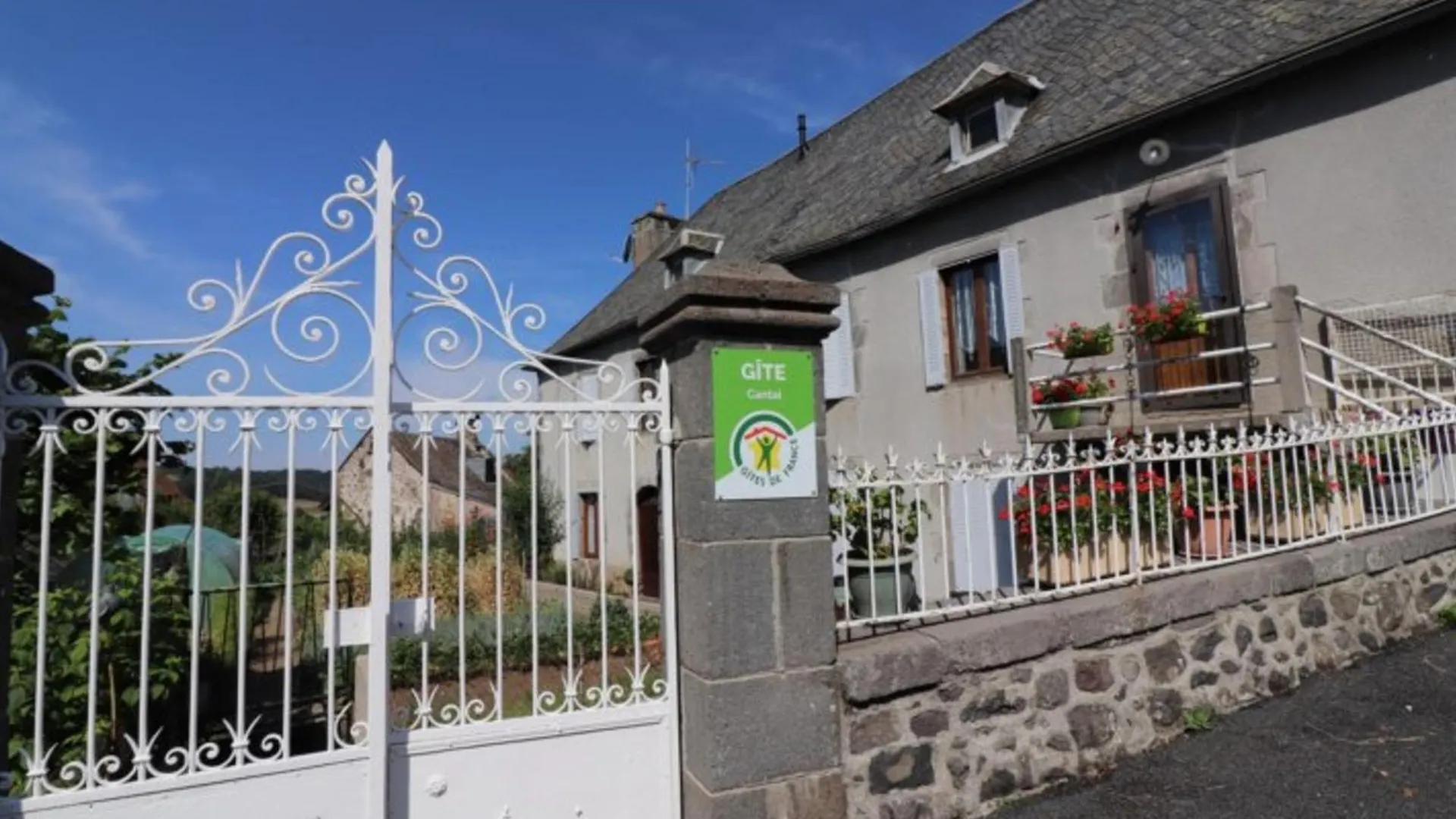 Gite Chaleureux Avec Jardin, Proche De Salers, Activites Nature Et Sports D'Hiver, Wi-Fi Inclus - Fr-1-742-372 Drugeac France