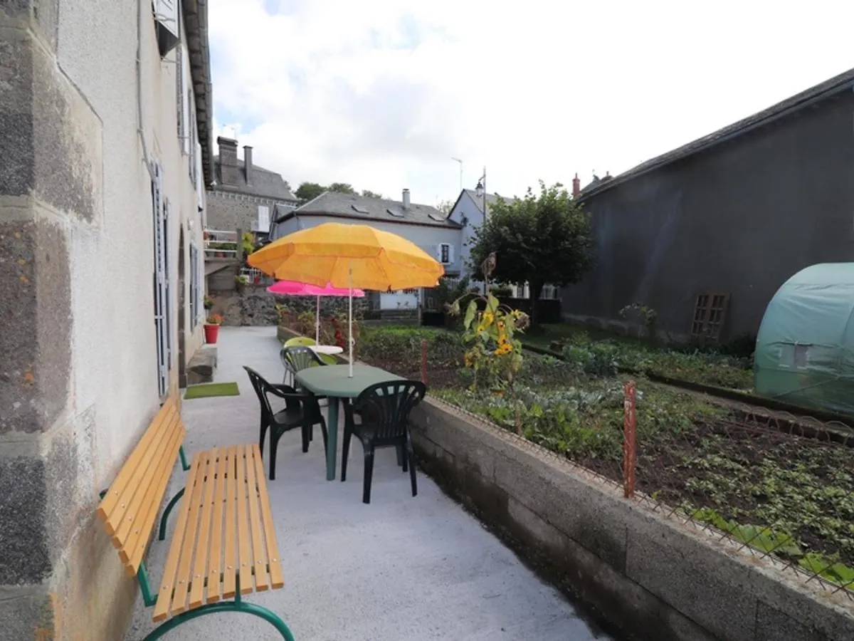 بيت للعطل Gite Chaleureux Avec Jardin, Proche De Salers, Activites Nature Et Sports D'Hiver, Wi-Fi Inclus - Fr-1-742-372 Drugeac